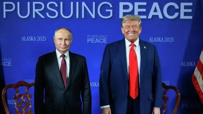 Nhà Trắng công bố bức ảnh của Putin và Trump trước cuộc hội đàm. Nhà Trắng công bố bức ảnh của Putin và Trump trước cuộc hội đàm.
