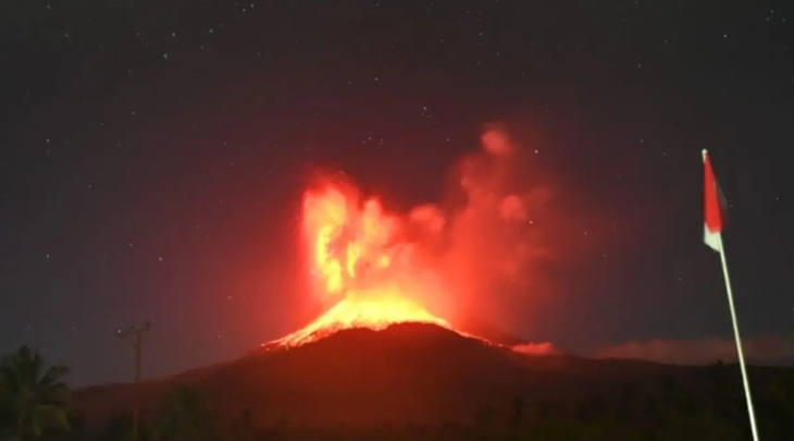 Núi lửa Lewotobi Laki-laki ở Indonesia phun trào trở lại, cột tro bụi cao tới 18km