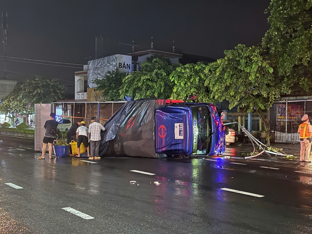 Đồng Tháp: Ô tô chở 3 tấn sầu riêng bị lật ngang, 3 người may mắn thoát nạn