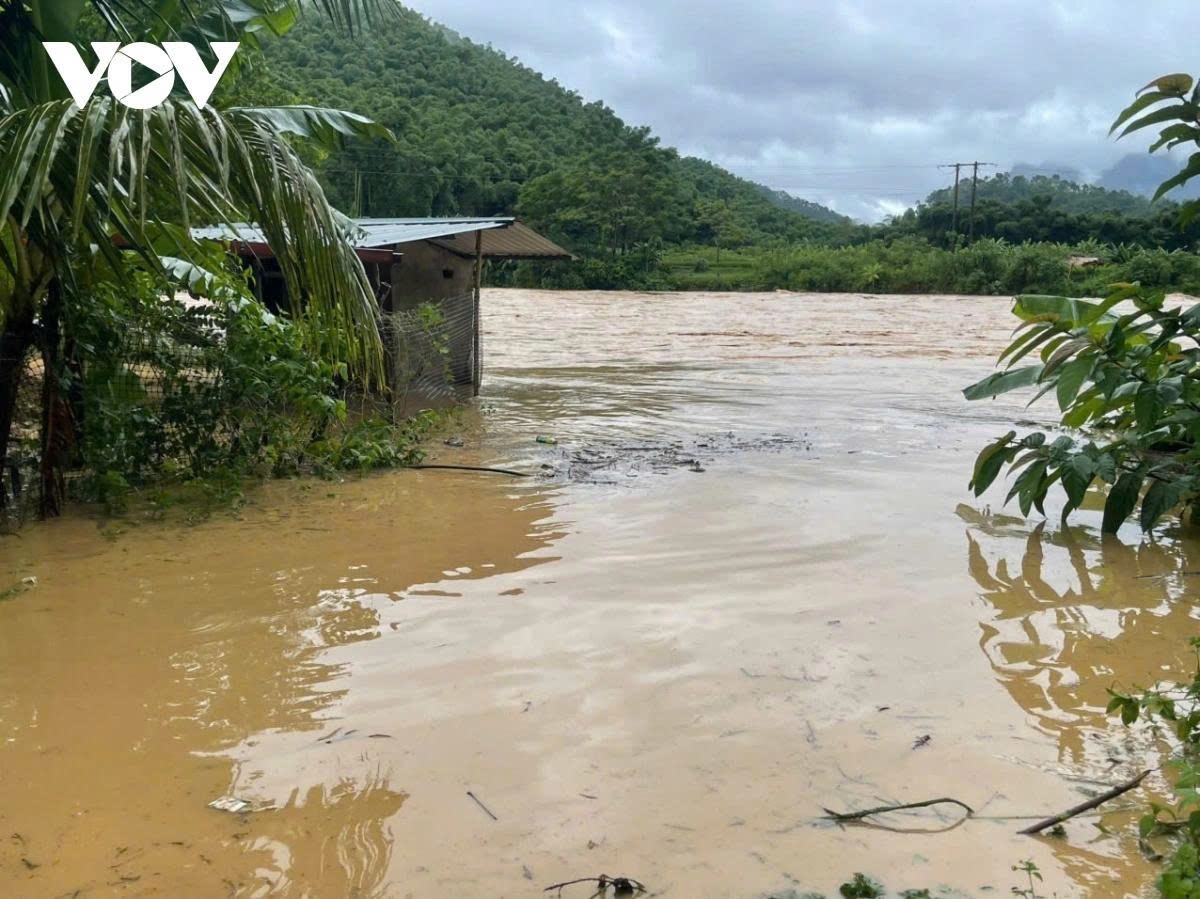 typhoon kajiki wreaks havoc across central vietnam picture 1