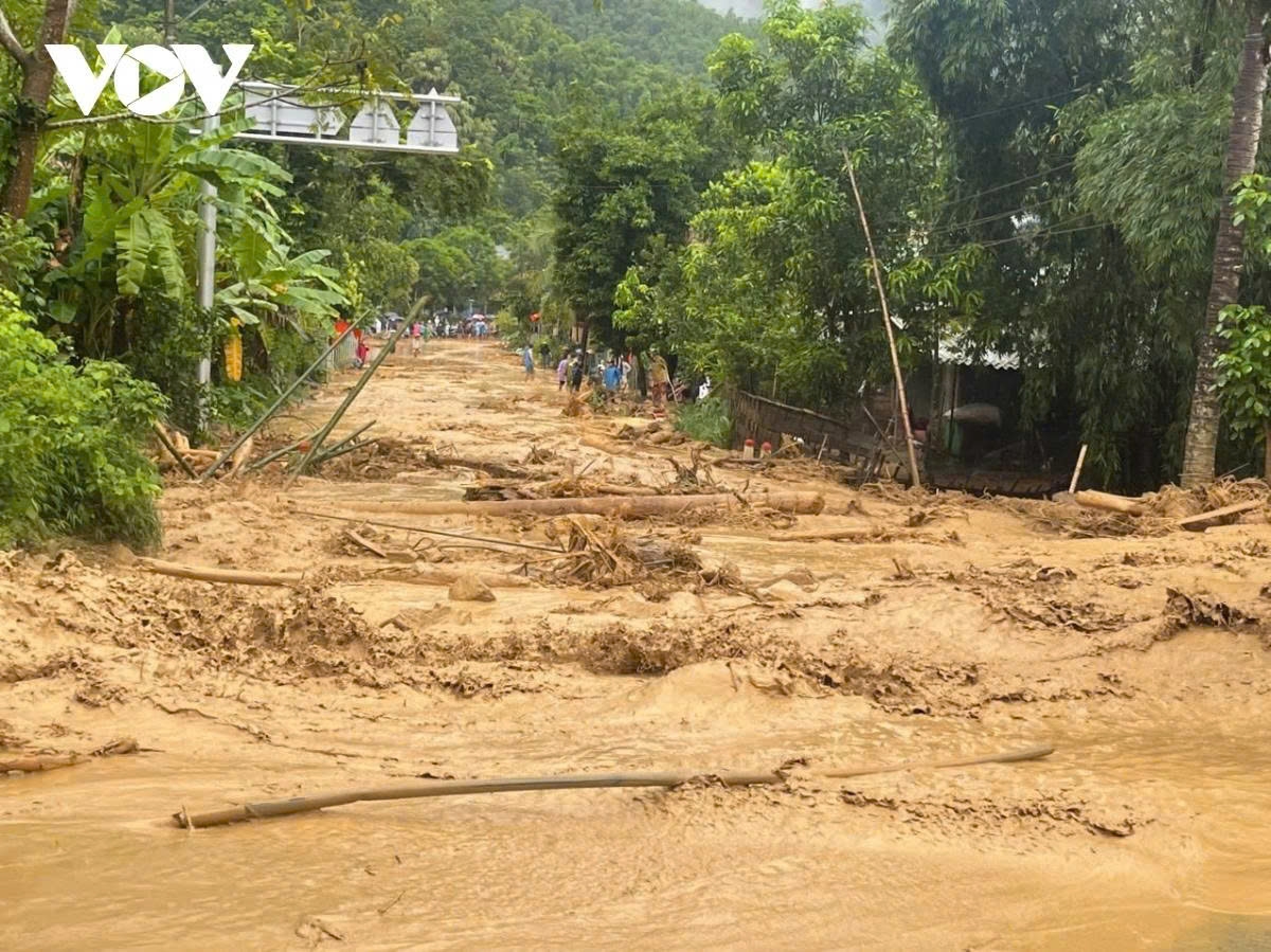 typhoon kajiki wreaks havoc across central vietnam picture 2