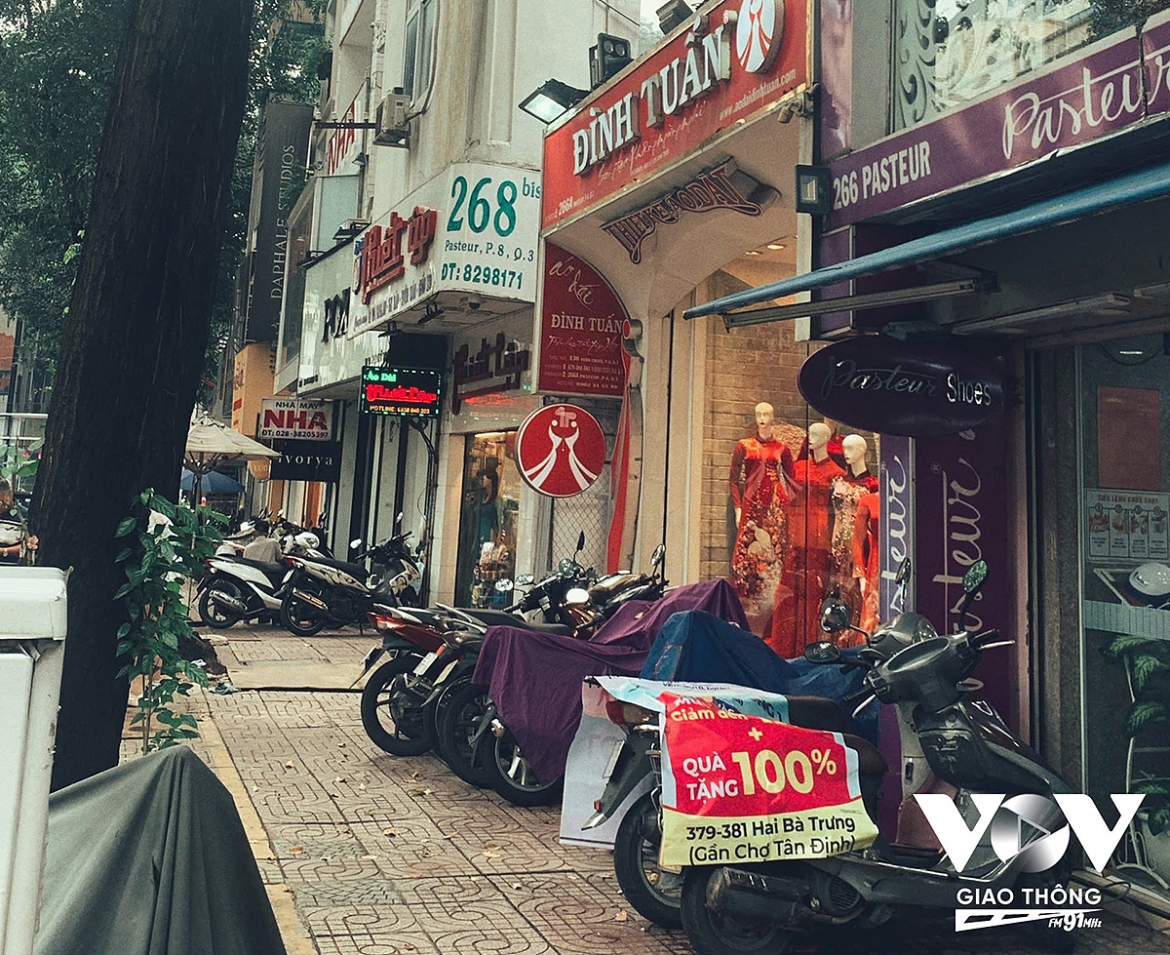 pho ao dai pasteur, chon diu dang giua sai gon xon xao hinh anh 3