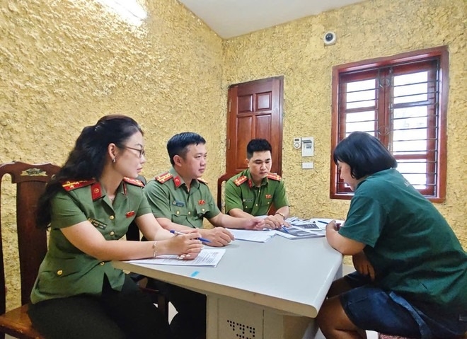 bat nguoi phu nu lua dao ban ve xem dieu binh su kien a80 hinh anh 1