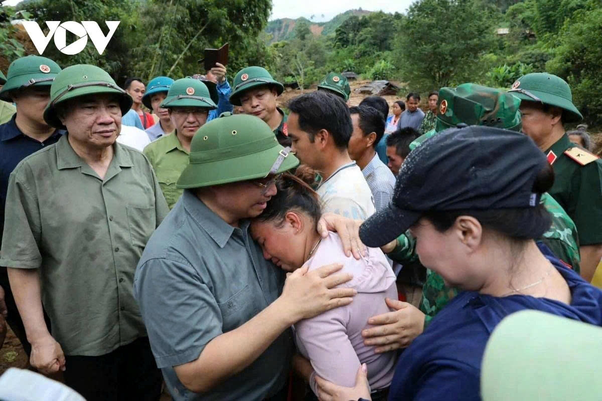 pm inspects disaster recovery efforts in flood-hit dien bien province picture 1