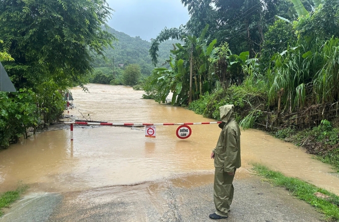 Nghệ An: Sạt lở đất do mưa lớn khiến Quốc lộ 7 bị ách tắc, trường học ngập nặng