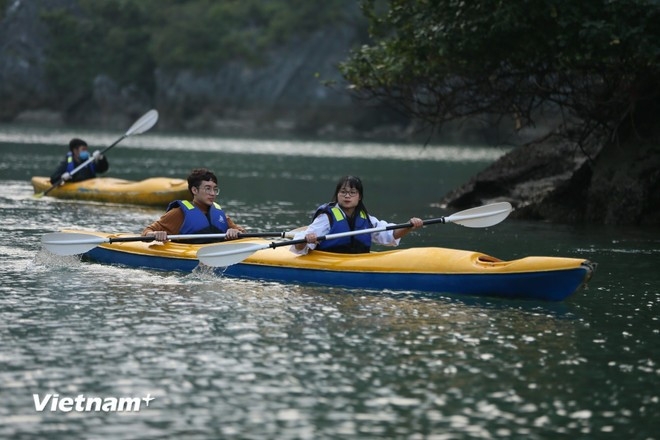 tourists return to quang ninh following natural disaster picture 1