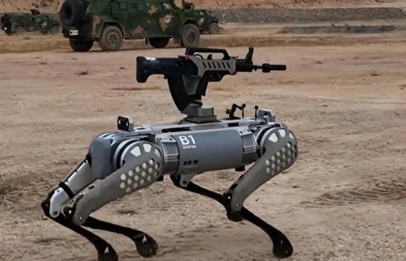 Trung Quốc cho chó robot vác súng vào chiến trận