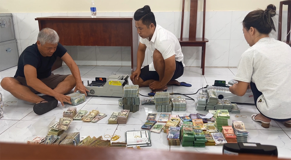 nhung nguoi dan ba dinh luoi tinh trai goc phi trong duong day rua tien ngan ty hinh anh 3