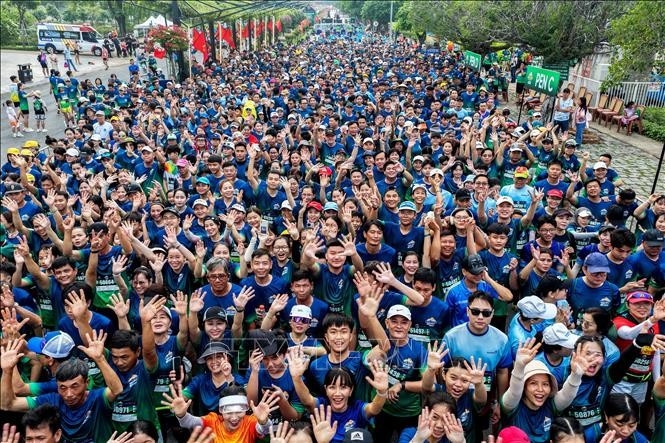 over 6,000 runners join ba den mountain international marathon 2025 picture 1 over 6,000 runners join ba den mountain international marathon 2025 picture 1