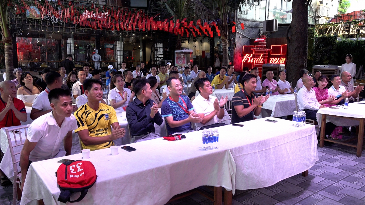 soi dong giai bong da cac truong ptth ha noi nien khoa 1997-2000 lan thu 4 hinh anh 1
