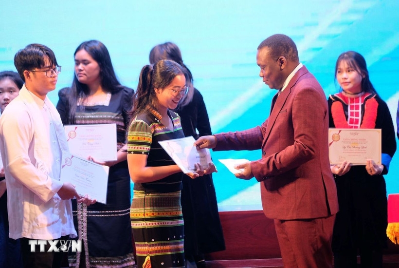 vallet scholarships presented to 155 excellent students in vietnam picture 1