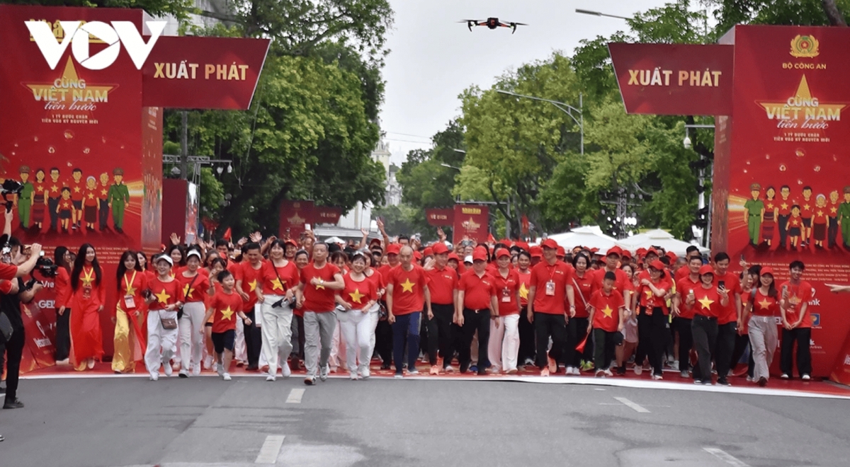 over one million join nationwide walk marking national anniversaries picture 6