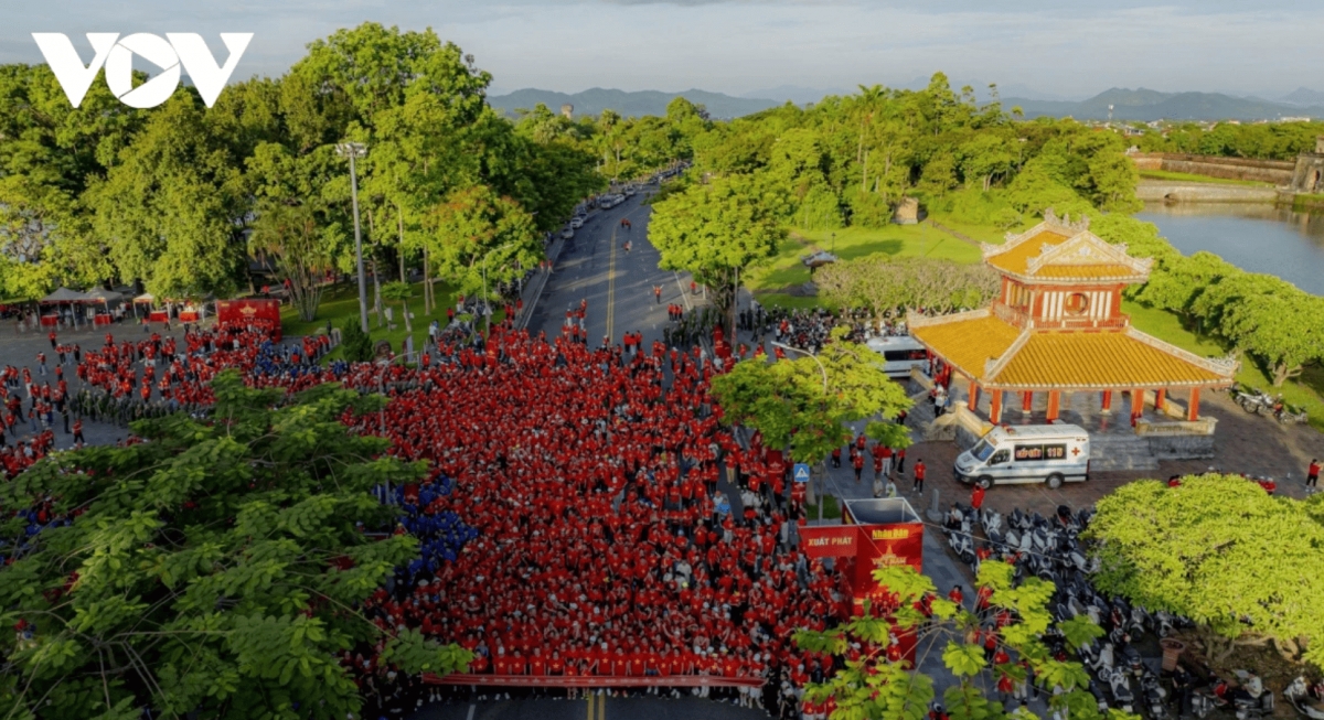 over one million join nationwide walk marking national anniversaries picture 5