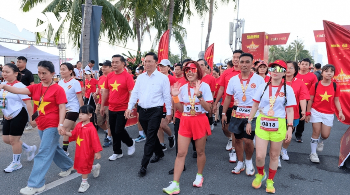 over one million join nationwide walk marking national anniversaries picture 7
