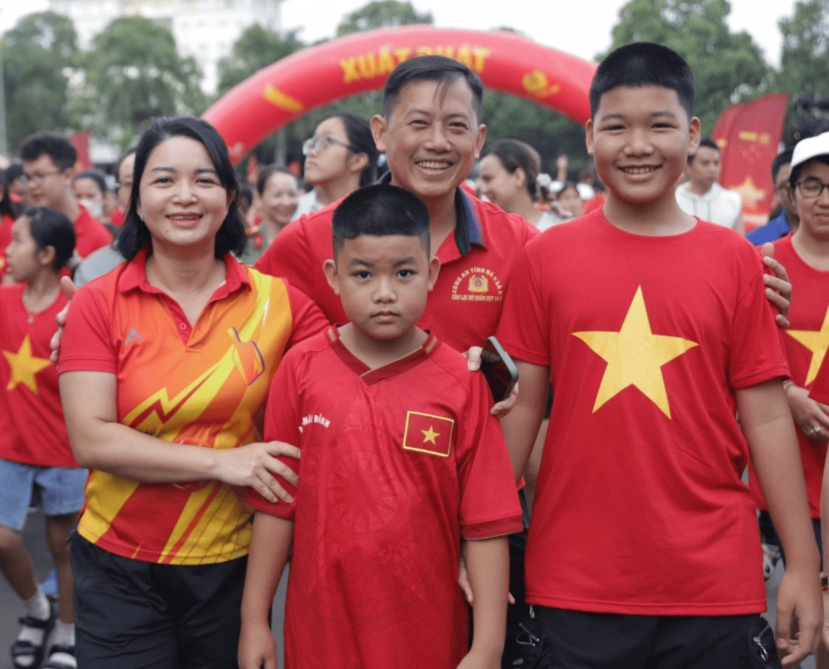 over one million join nationwide walk marking national anniversaries picture 8