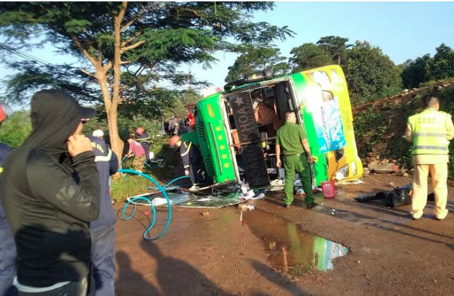 Xe khách chở 40 người lật nghiêng tại Đắk Lắk, 14 hành khách bị thương