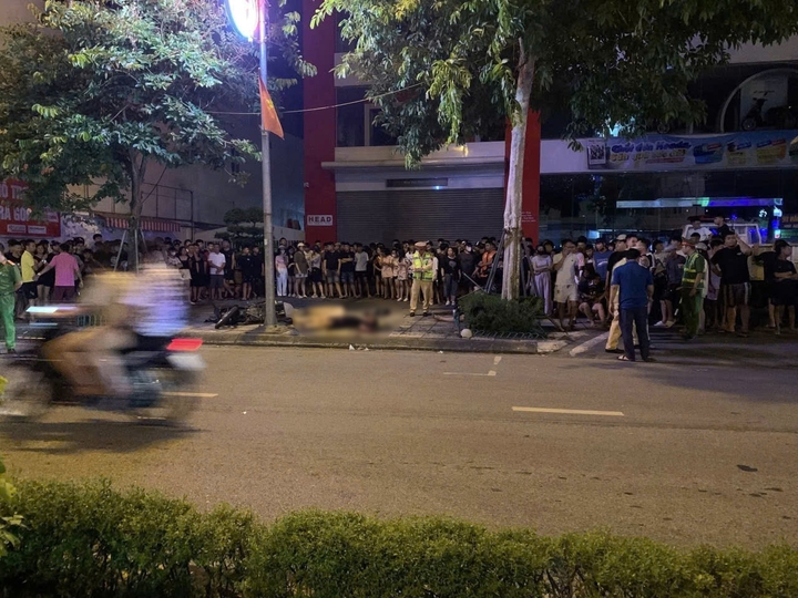 Xe máy chở 3 lao vào cột đèn khiến 1 người chết, 2 người nhập viện