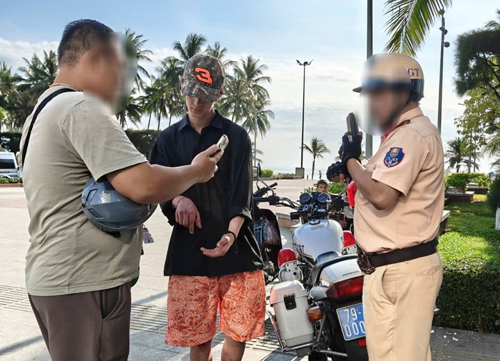 Tạm giữ hình sự người đàn ông ngoại quốc say xỉn đấm vào miệng CSGT