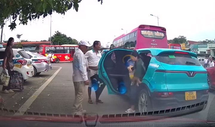 Làm rõ vụ nhóm người ngăn taxi công nghệ, ép khách rời xe