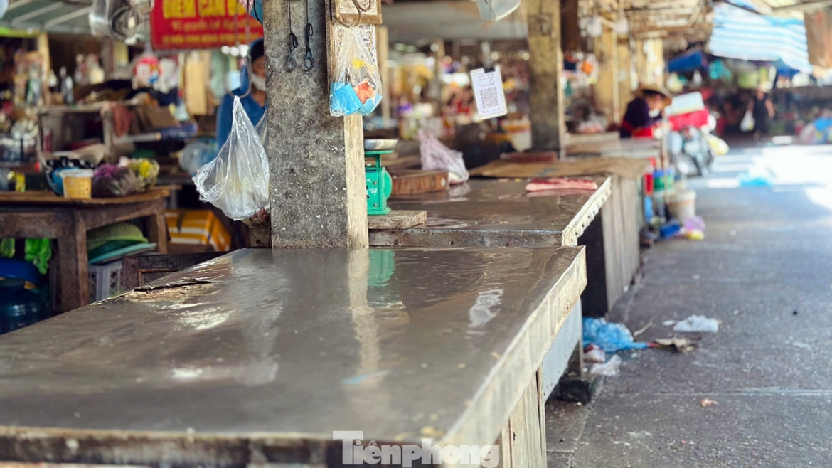 nhieu sap hang o cho dan sinh dong cua vi dich ta lon chau phi hinh anh 2