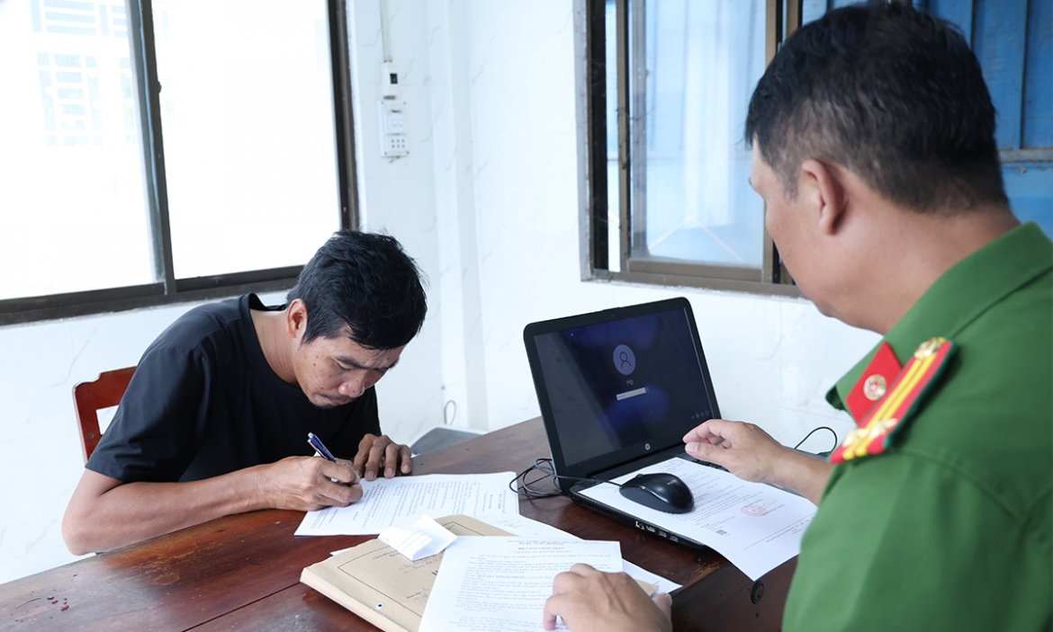 khoi to doi tuong dam trong thuong nguoi chay xe om roi cuop xe hinh anh 1