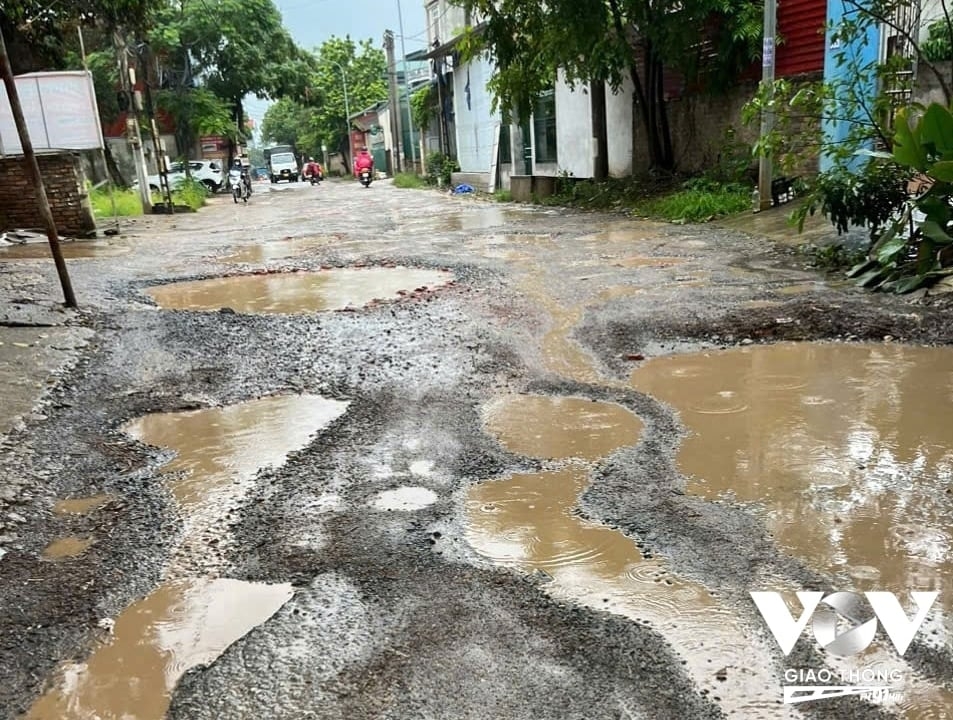 Tỉnh lộ 418 (Hà Nội) xuống cấp: Dân khổ sở chờ đợi, chính quyền... im lặng