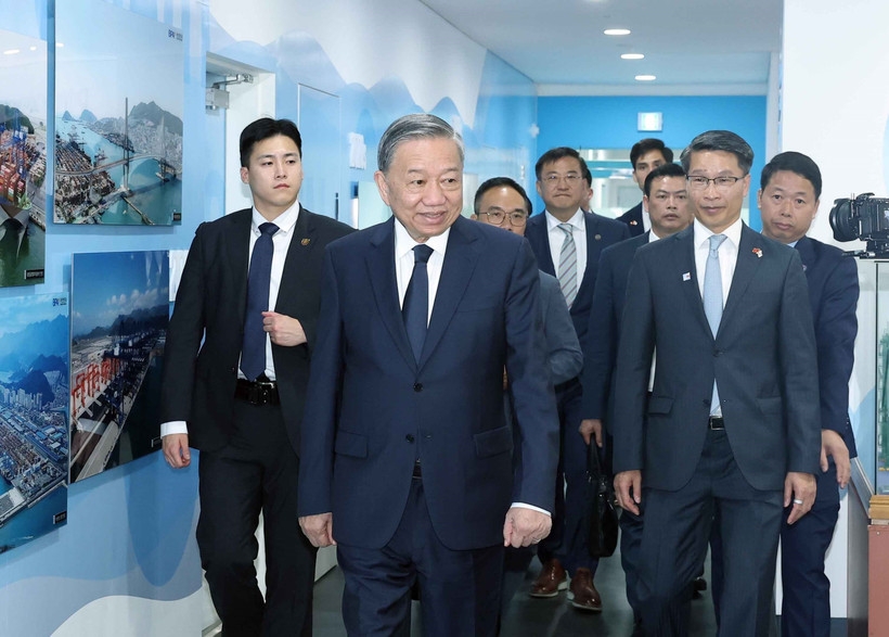 party chief visits busan port, highlights potential of vietnam-rok maritime cooperation picture 1 party chief visits busan port, highlights potential of vietnam-rok maritime cooperation picture 1