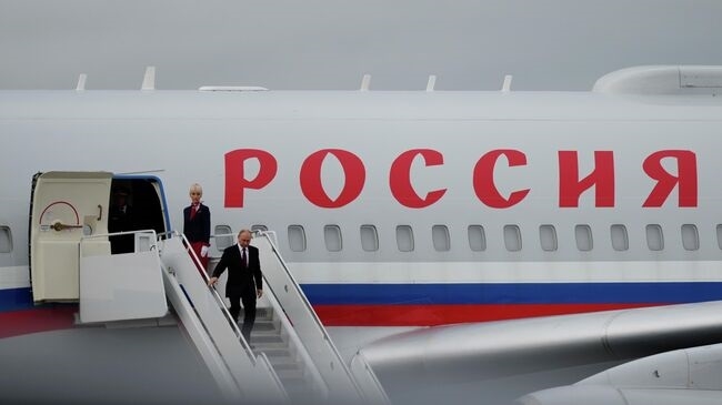 Tổng thống Nga Vladimia bước xuống từ máy bay. Ảnh: AP/Julia Demaree Nikhinson Tổng thống Nga Vladimia bước xuống từ máy bay. Ảnh: AP/Julia Demaree Nikhinson