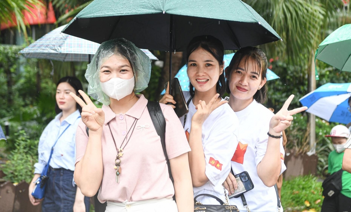 Khán giả đội mưa xếp hàng chờ trải nghiệm công nghệ thực tế ảo VR