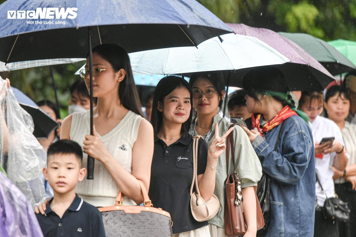 khan gia doi mua xep hang cho trai nghiem cong nghe thuc te ao vr hinh anh 2