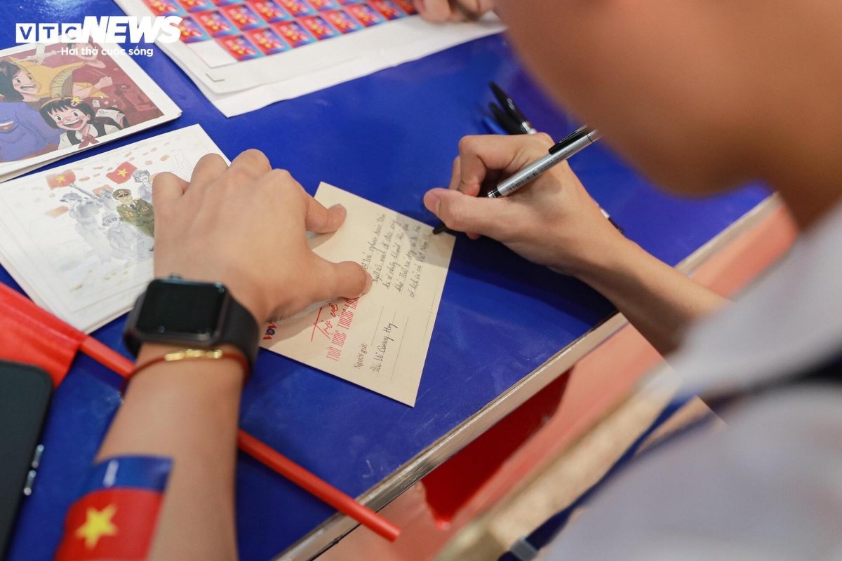 nhung khan gia dau tien trai nghiem tro ve thoi khac thieng lieng hinh anh 11