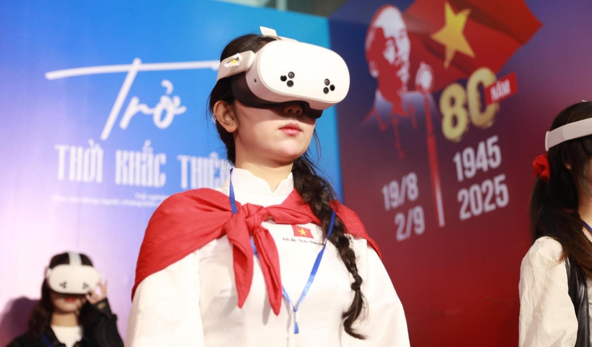 Những khán giả đầu tiên trải nghiệm "Trở về thời khắc thiêng liêng"