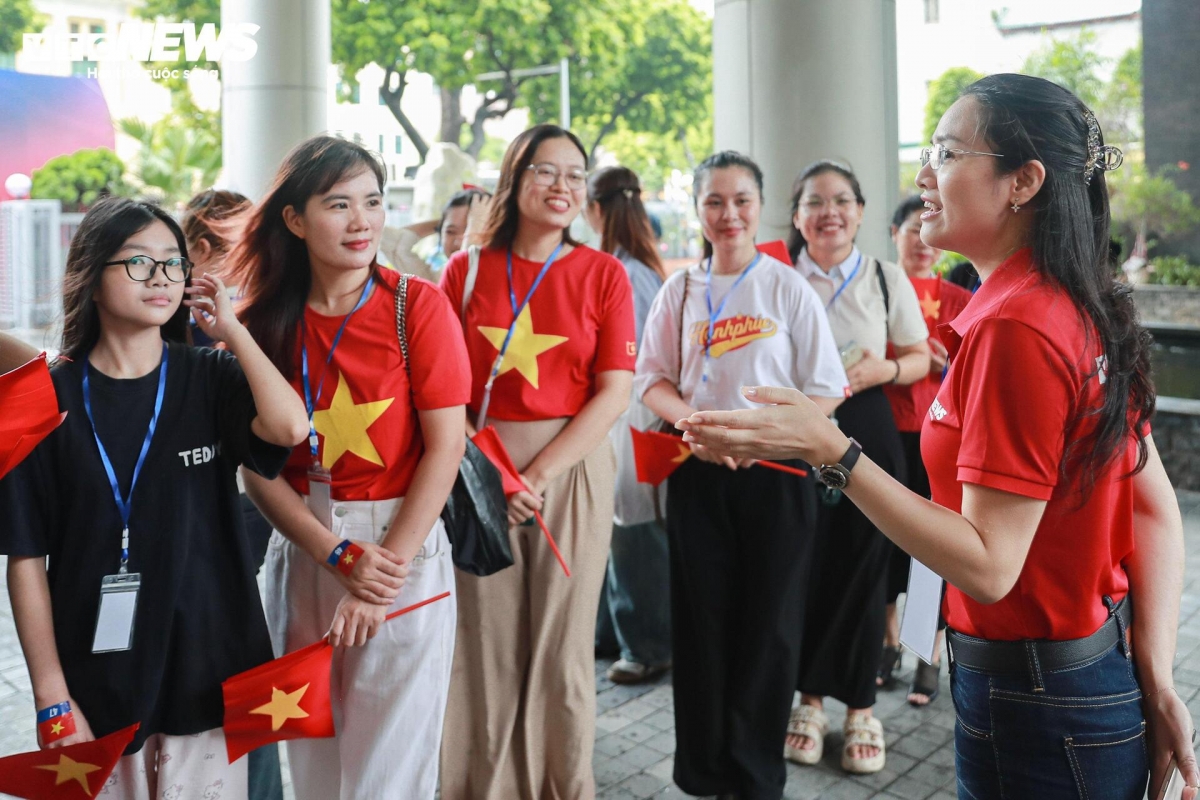 nhung khan gia dau tien trai nghiem tro ve thoi khac thieng lieng hinh anh 2