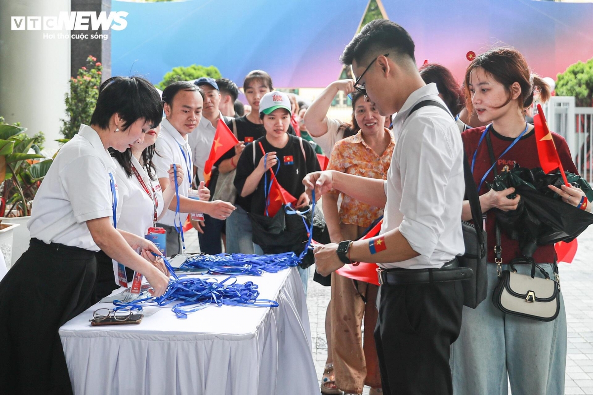 nhung khan gia dau tien trai nghiem tro ve thoi khac thieng lieng hinh anh 3