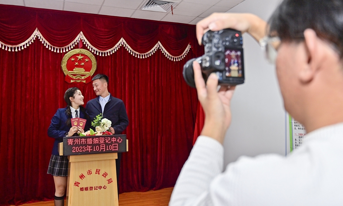 Số cặp đôi Trung Quốc đăng ký kết hôn năm 2024 giảm kỷ lục