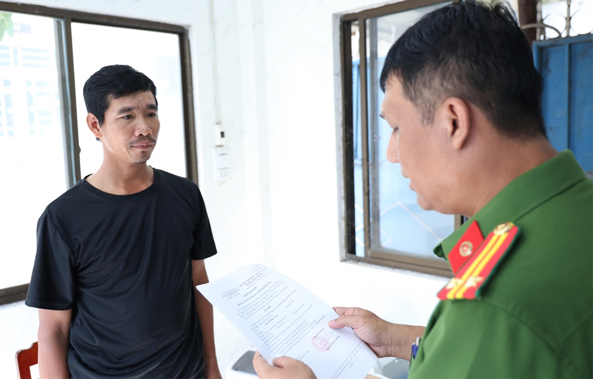 khoi to doi tuong dam trong thuong nguoi chay xe om roi cuop xe hinh anh 2
