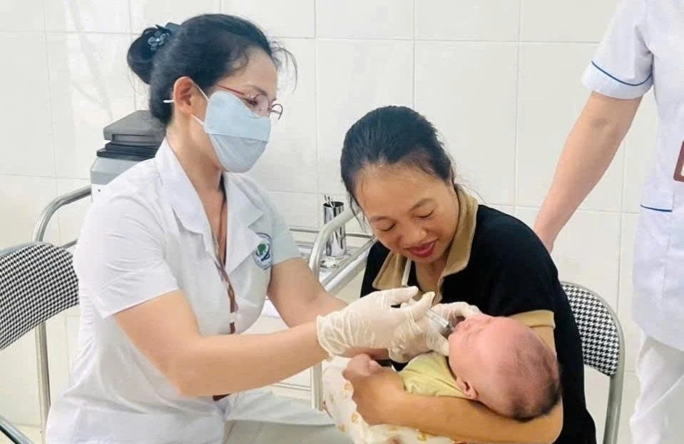 tre 2-6 thang tuoi duoc uong vaccine rota mien phi toan quoc hinh anh 1