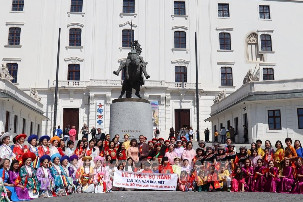 ao dai parade in slovakia celebrates vietnam s 80th national day picture 1 ao dai parade in slovakia celebrates vietnam s 80th national day picture 1