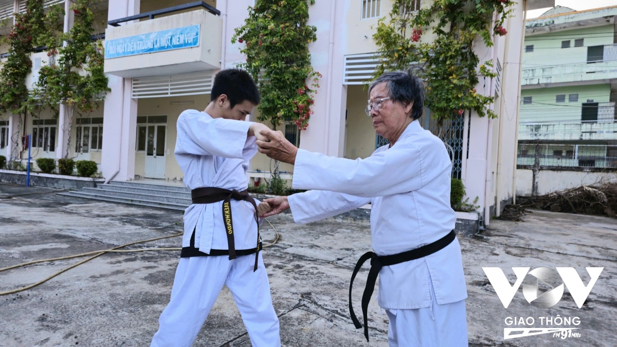 Võ sư U80 “truyền lửa” nghị lực cho trẻ em khuyết tật