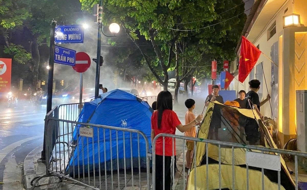 Rủi ro sức khỏe khi xếp hàng dài trong mưa lạnh để xem diễu binh