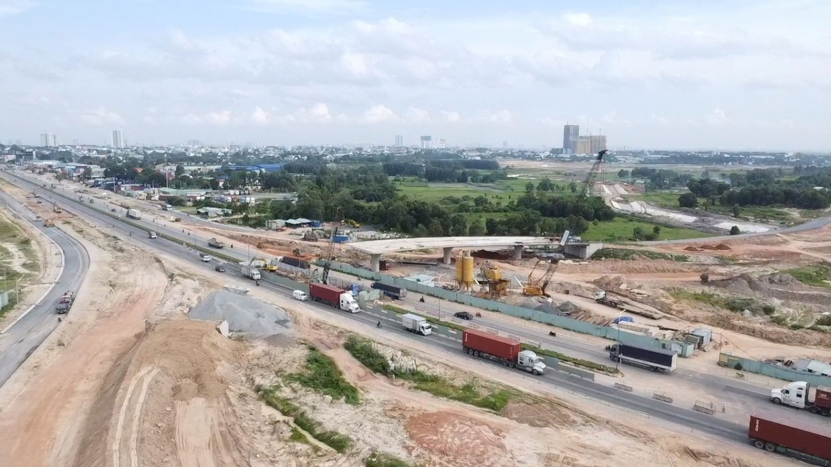 Chặn 1km đường Mỹ Phước - Tân Vạn để xây cầu vượt Vành đai 3 TP.HCM