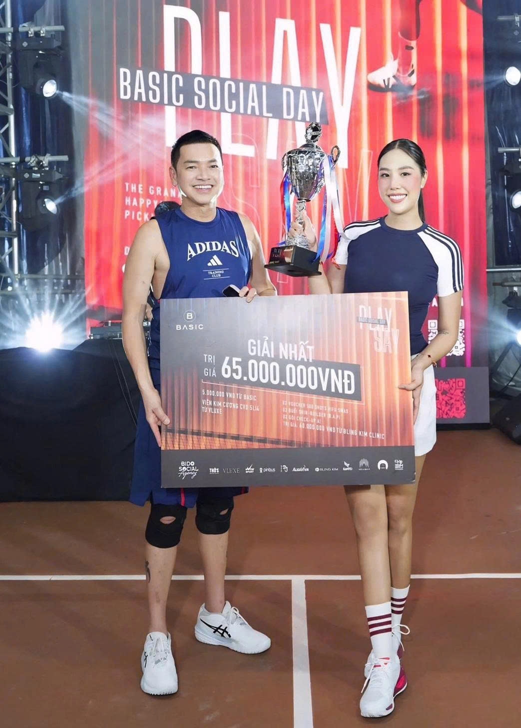 sao viet 12 8 vo chong hoa hau Do my linh dua con gai di su kien hinh anh 5