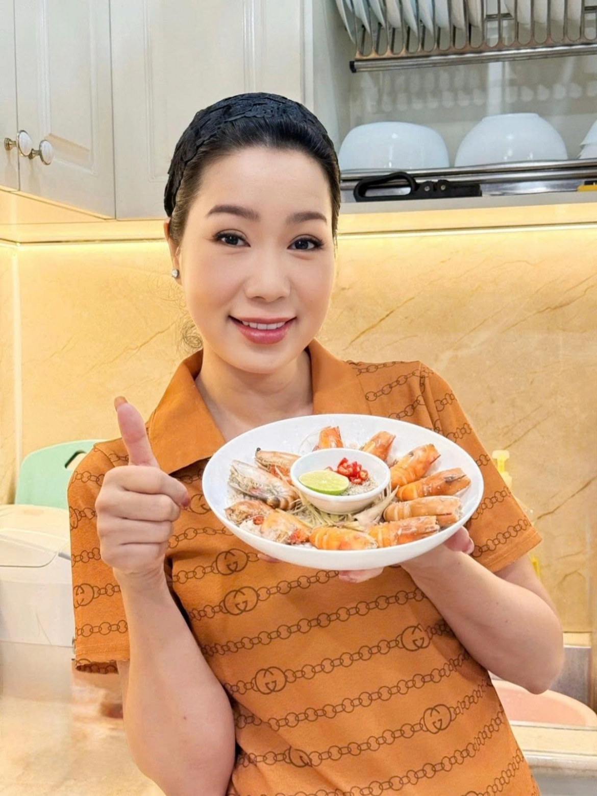 sao viet 12 8 vo chong hoa hau Do my linh dua con gai di su kien hinh anh 8