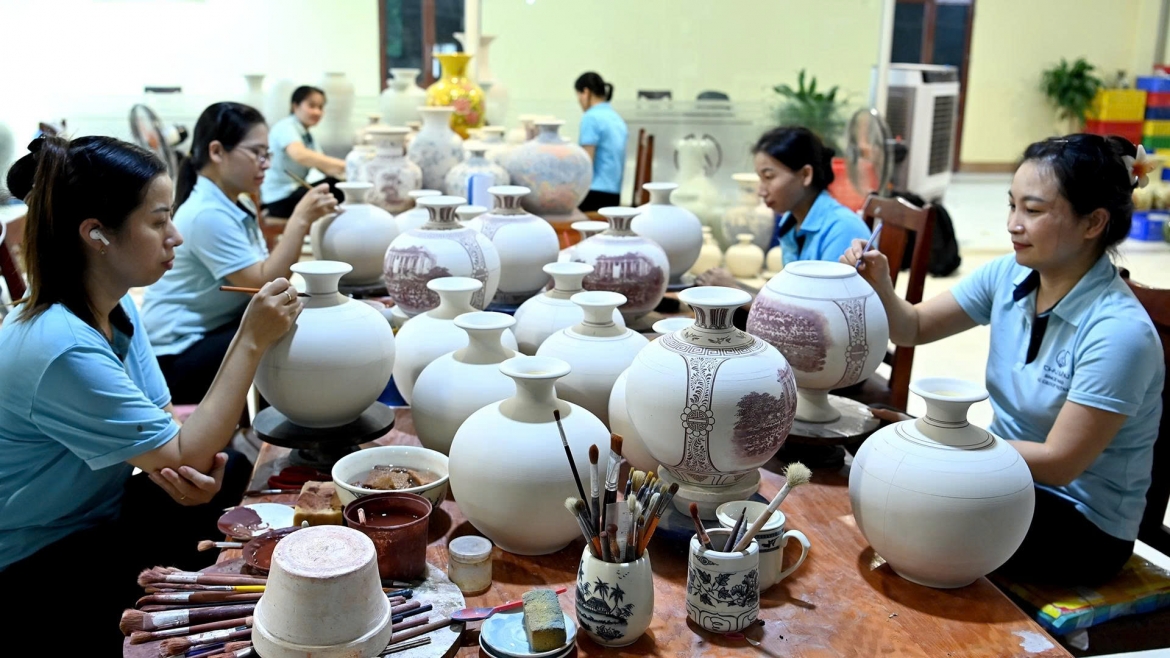 binh giot ngoc gom chu Dau qua tang dac biet cua ha noi dip quoc khanh 2 9 hinh anh 6
