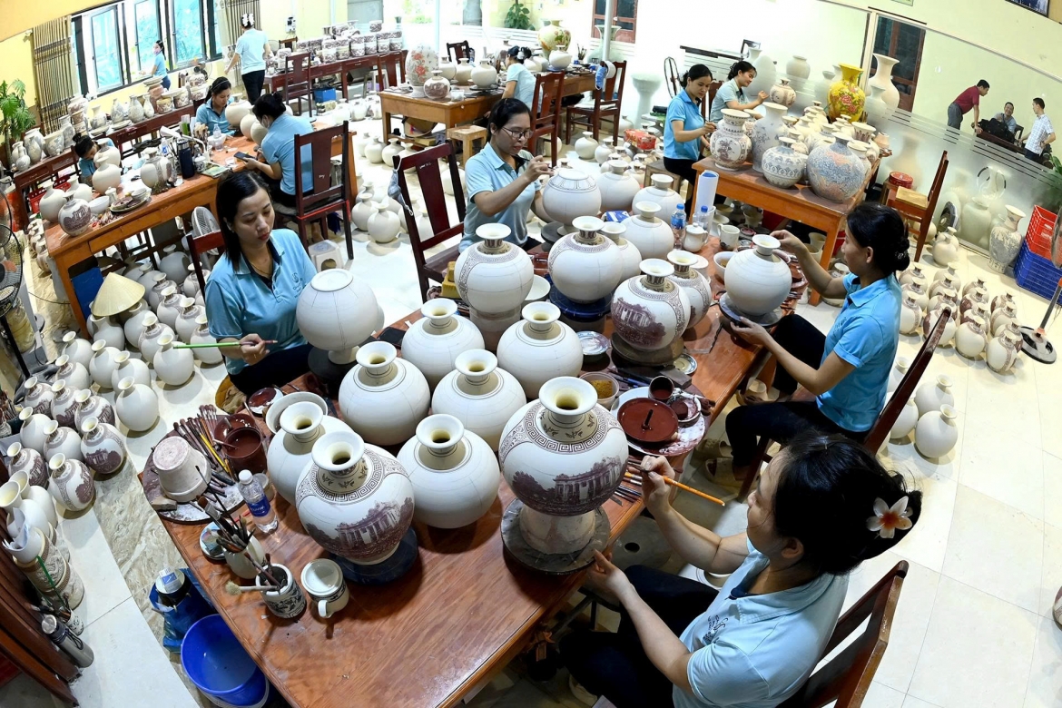 binh giot ngoc gom chu Dau qua tang dac biet cua ha noi dip quoc khanh 2 9 hinh anh 5
