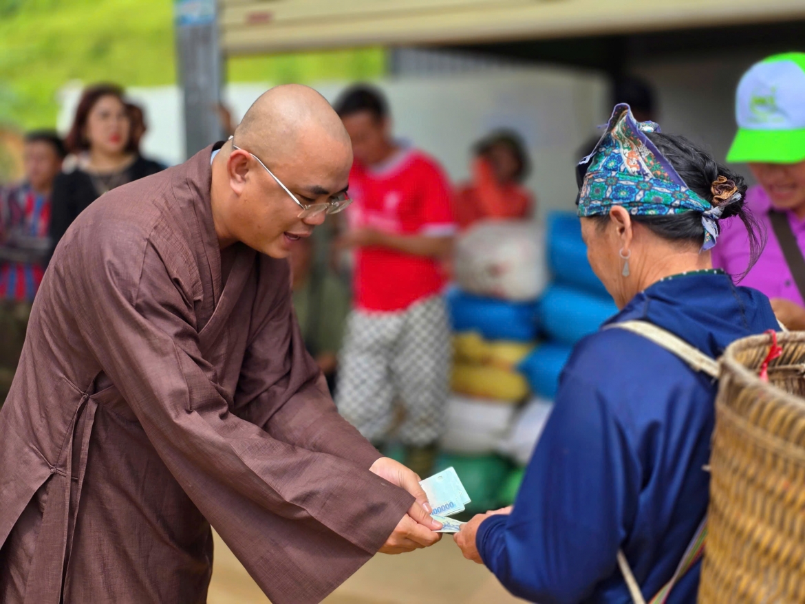 chua lien hoa Dong thap tham, tang qua nguoi dan bi thien tai tai son la, Dien bien hinh anh 3