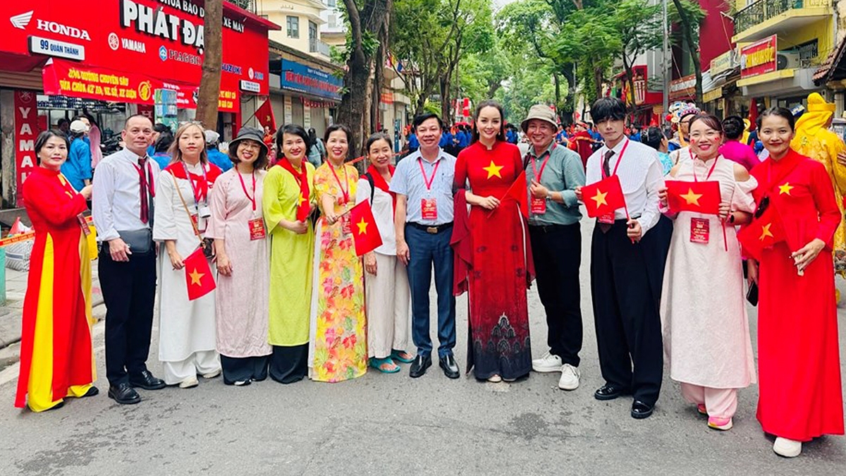 Den vau, hoang thuy linh tham gia dieu hanh Dai le a80 hinh anh 2