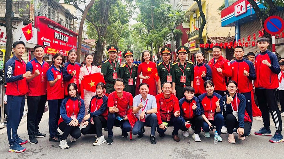 Den vau, hoang thuy linh tham gia dieu hanh Dai le a80 hinh anh 3