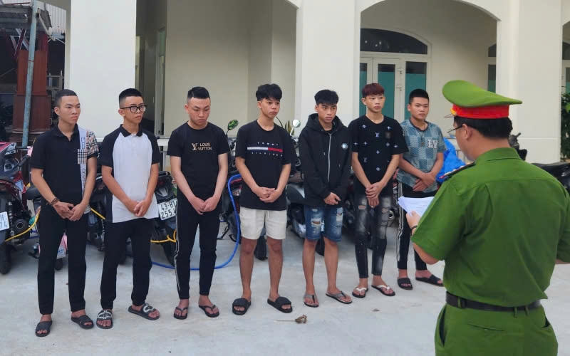 Khởi tố, bắt tạm giam nhóm côn đồ vô cớ đánh thiếu niên mù mắt