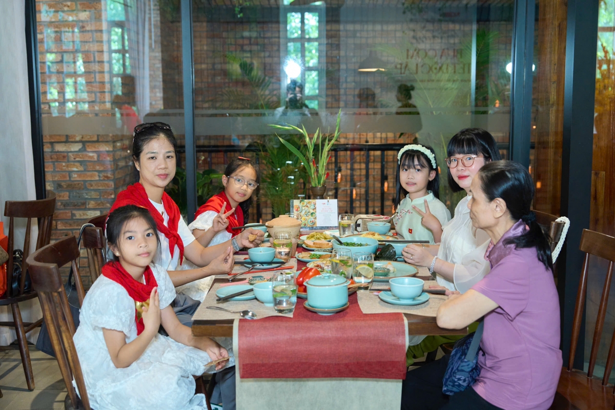 Danh thuc ky uc lich su bang huong vi am thuc cua bua com tet Doc lap hinh anh 2